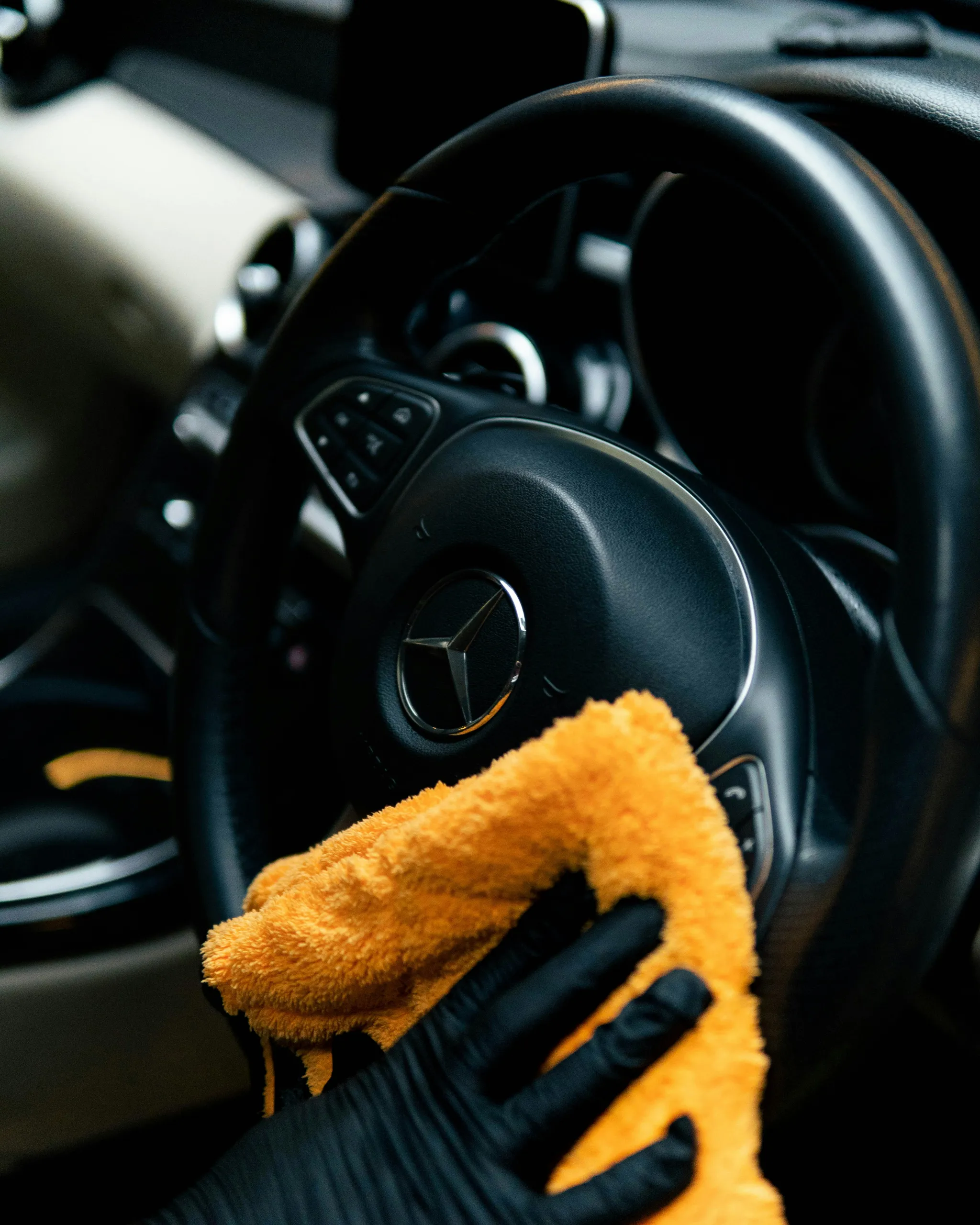 El volante y el salpicadero de un Volvo tras el detailing de interiores